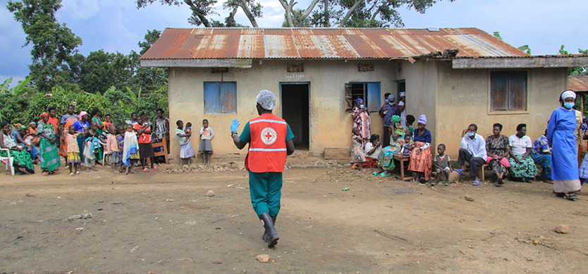 A Uganda Red Cross Volunteer preparing a family ahead of conducting a safe and dignified burial.
